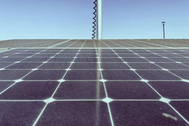 Cum funcționează compensarea energiei produse de panourile solare: noțiuni de bază pentru prosumatori